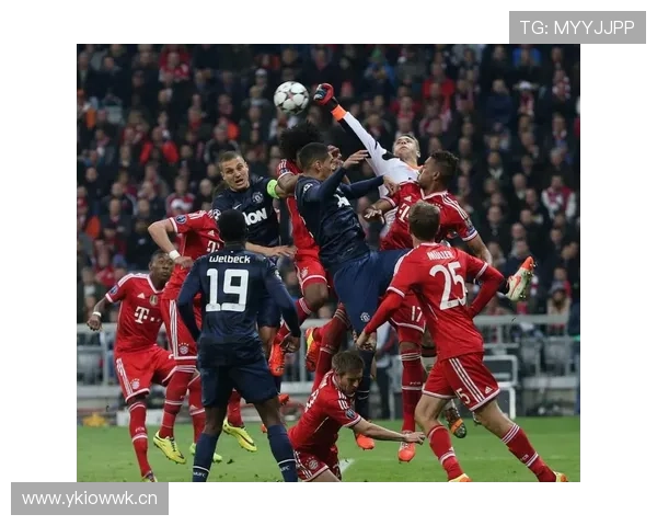 曼联防守体系漏洞频出问题在近期比赛中显现，对球队稳定性与表现造成影响