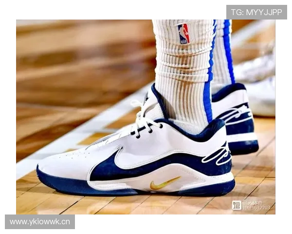 布克训练完顺手买下整条街的AJ，柜姐说他刷卡时眼睛都不眨