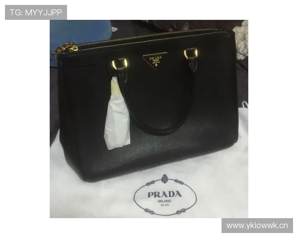 拉菲尼亚拎着一个小袋子下车，看到牌子那一刻我怀疑人生