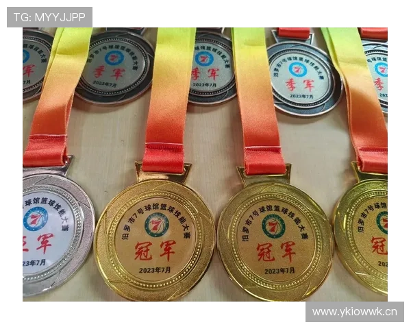 邹敬园家里摆满奖杯，连拖鞋都是定制的